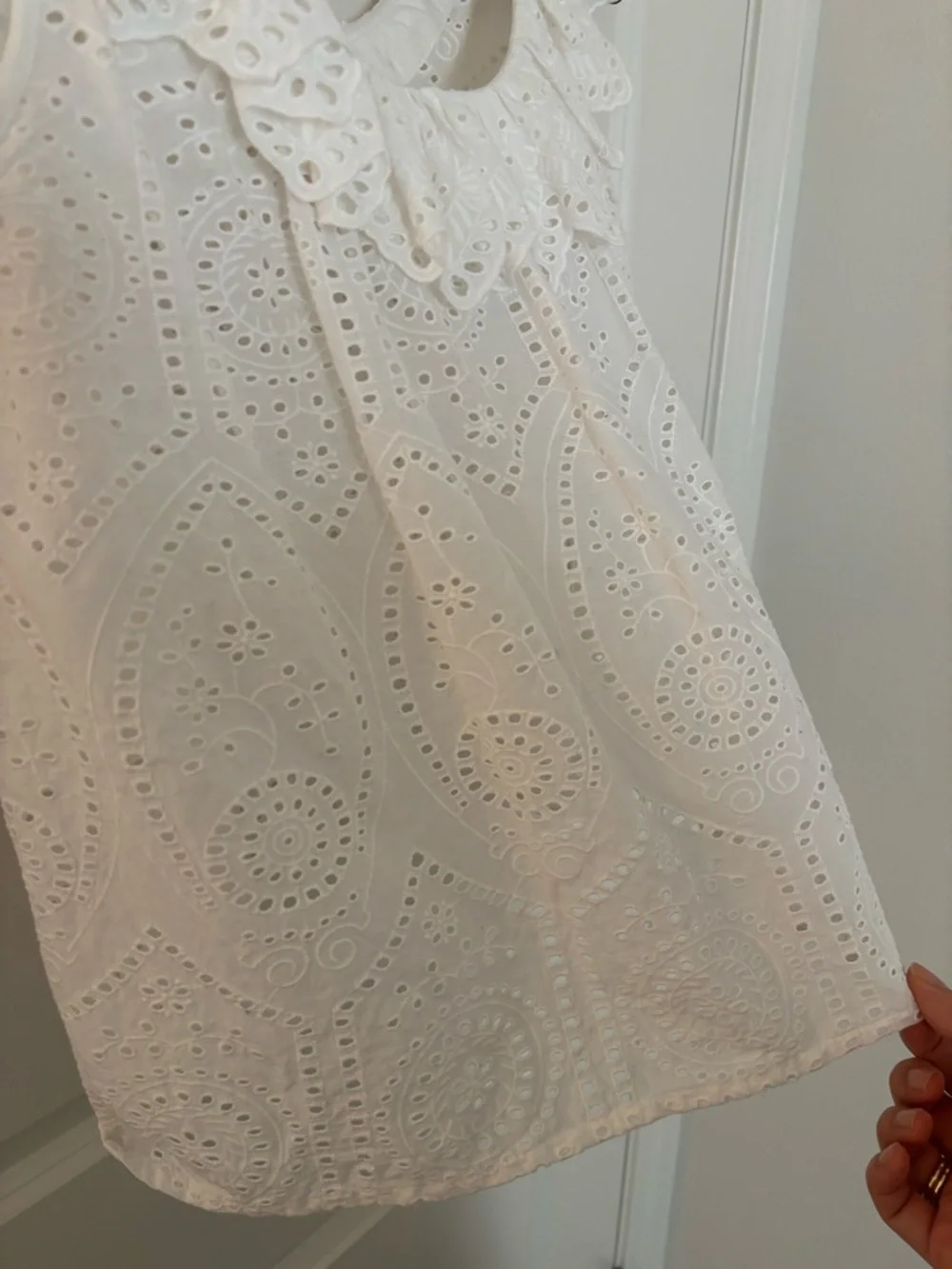 Sezane Rosa white eyelet sleeveless top - Picture 5 of 6